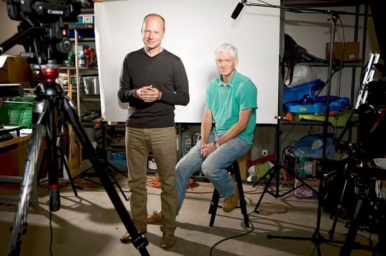 塞巴斯蒂安•特隆和同事彼得•诺维格正在录制Udacity教学视频